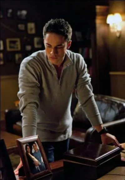 Lors de quel jour important son pre meurt-il ?