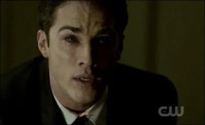 Dans la saison 2, Tyler apprend qu'il a le gne pour devenir un loup-garou. Pour le dclencher, il faut tuer un tre humain. Qui Tyler tue-t-il ?