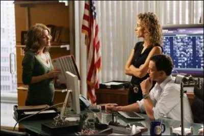 Qui est la fille  gauche de la photo?