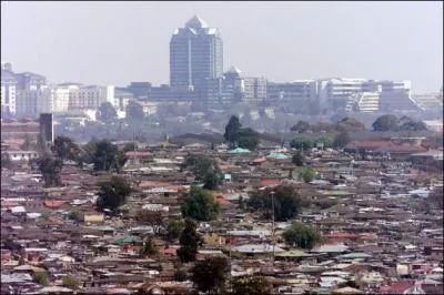 En 1990, quasiment 2 millions de personnes vivaient en situation d'extrme pauvret en Afrique du Sud. En 2005,  combien avait volu ce chiffre ?