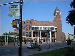 Dans quel pays se trouve la ville de Brampton ?