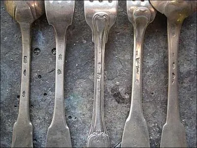 Vous trouverez souvent sur vos pices d'orfvrerie plusieurs poinons, de combien de poinons sont dotes obligatoirement les pices d'orfvrerie conues avant 1791 ?