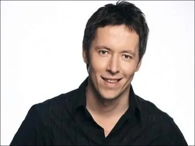 Quel chroniqueur prsente deux fois par semaine les questions en 4/3 ?