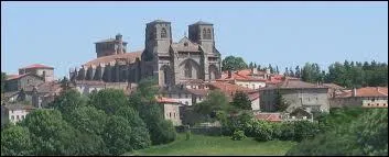 Nous allons visiter la ville de La Chaise-Dieu (Haute-Loire), qui se situe en rgion ...