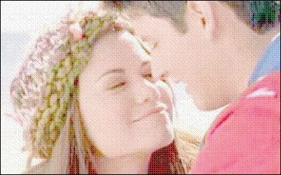 Qui trouve Nathan et Haley en train de boire de l'alcool sur la plage ?