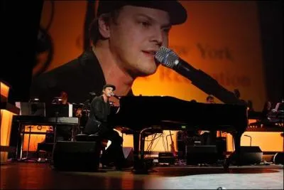 Comment s'appelle le chanteur qui chante le gnrique ?