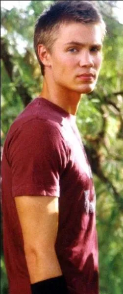 Avec qui Lucas sort-il en premier ?