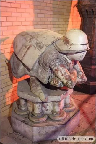 Pour chercher la pierre philosophale, Harry, Ron et Hermione doivent passer plusieurs épreuves : le filet du diable, l'échiquier géant, les clés volantes et le Miroir du Riséd. Quelles sont les deux épreuves dont on n'entend pas parler dans le film ?