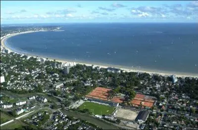 La Baule qui possde une plage de 9 km est une station renomme fut construite sur une prairie inondable appele autrefois :