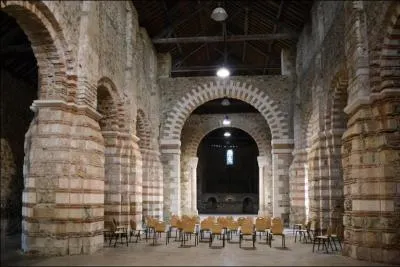 Quelle est cette abbatiale fonde par des moines venus de Noirmoutier qui est un tmoignage de l'art carolingien ?
