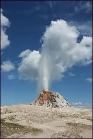 Combien dnombre-t-on de geysers et de sources chaudes  Yellowstone ?
