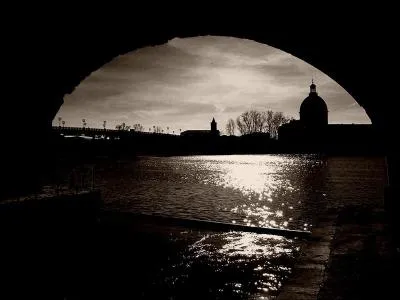 Dans quelle ville, appele la ville rose, la premire agence de voyage  FRAM  a-t-elle t cre en 1949 ?