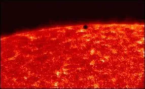 Ce point noir qui passe devant le Soleil, c'est ... . C'est la plus petite des plantes. Comme elle s'carte trs peu du Soleil, elle est difficilement visible : le matin avant le lever du Soleil ou le soir aprs son coucher.