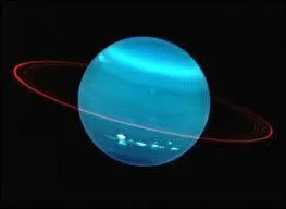 ... est bleu turquoise. Elle a 27 satellites connus grce  la sonde Voyager 2. Herschel la dcouvrit en 1781, un peu par hasard. Il vit dans son tlescope un objet qu'il prit pour une comte et qui s'avra tre la septime plante.