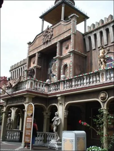 Dans quel village se trouve cette attraction ?