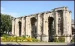 La porte de Mars, monument romain du IIIe sicle a trois arches soutenues par des colonnes. D'abord arc de triomphe il devient ensuite une porte de la ville. Mais de quelle ville champenoise ?