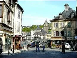 Je me promne dans les rues de la commune de Saint-Geniez-d'Olt (Aveyron). La commune se situe en rgion ...