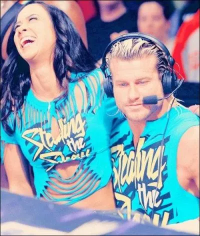 Par qui a-t-elle t largue, le lendemain de MITB ?