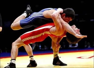 En sport, il existe la lutte grco-romaine et la lutte :