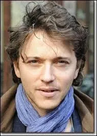 Quel moyen de transport cher aux manouches le chanteur Raphael a-t-il utilisé dans un de ses titres ?