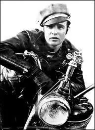 Quel tatouage porte sur ses biceps ''L'Homme à la moto'' d'Édith Piaf ?