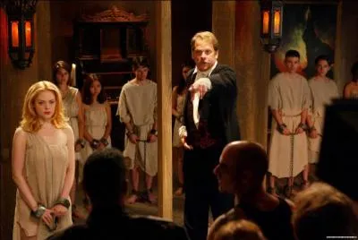 Que n'ont pas en commun les personnes qui sont vtues comme elle ?