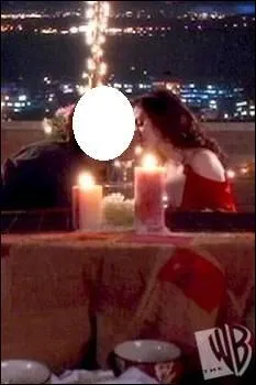 Qui embrasse-t-elle ?