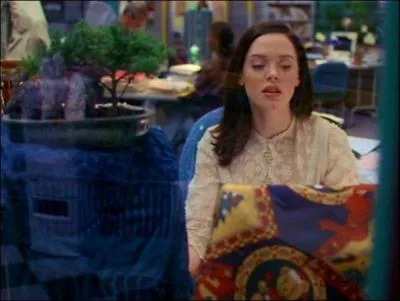 Qu'a-t-elle sous la couverture ?