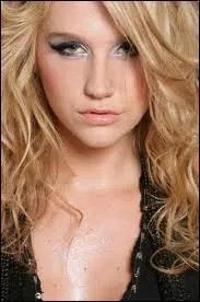 Kesha a les cheveux naturellement :