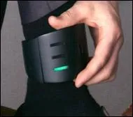 Sorti de prison par le FBI, pour travailler dans leurs bureaux, le hros porte un bracelet lectronique  la cheville qui lui interdit... ?