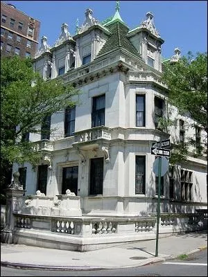 Voici un lieu marquant de la srie, cette trs belle maison de matre. Qui vit l ?