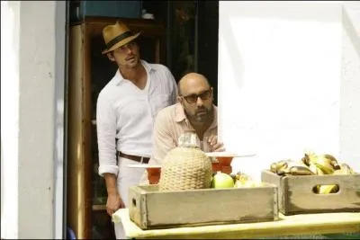 A la toute fin de la saison 3, le hros et son pote Mozzie sont contraints de quitter les USA. Quel pays choisissent-ils ?