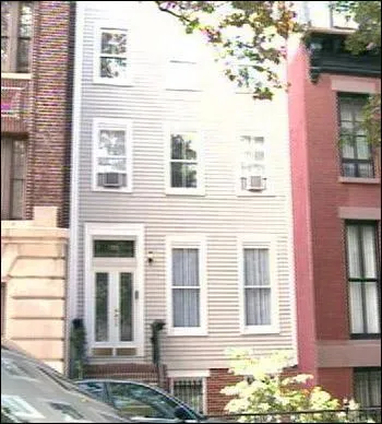 Voici un autre lieu marquant de la srie. Qui vit dans cette maison de ville ?