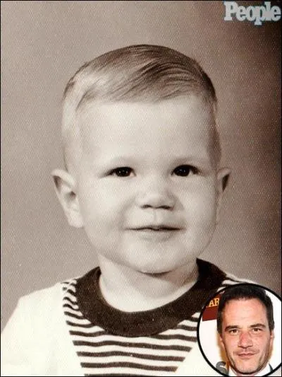 L'acteur de 50 ans qui interprte avec bonhommie et humour ce personnage d'agent trs paternel avec le hros, ici en photo tout jeune, est... ?