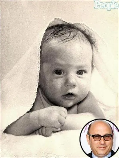 L'acteur trs drle qui interprte Mozzie, ici tout jeune, a t vu notamment dans Sex and the City, o il jouait le flamboyant Stanford Blatch. Qui est cet acteur ?