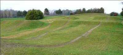 Il peut tre agricole, d'aviation,  btir, ou dsigner un endroit ddi  la pratique d'un sport. C'est un...