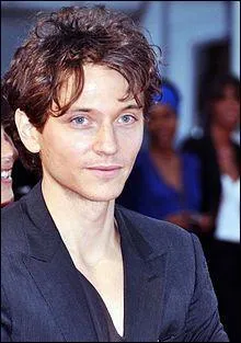 Quel titre portait le 3me album de Raphael sorti en 2005, et dont la chanson ponyme commenait par :  Puisque j'en ai les larmes aux yeux, que nos mains ne tiennent plus ensemble...   ?