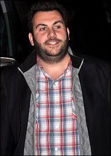 Il est n en 1980  Versailles et s'est fait connatre par l'mission de TF1  Mon incroyable fianc . Comment s'appelle cet acteur que l'on voit plus particulirement  la tl ?