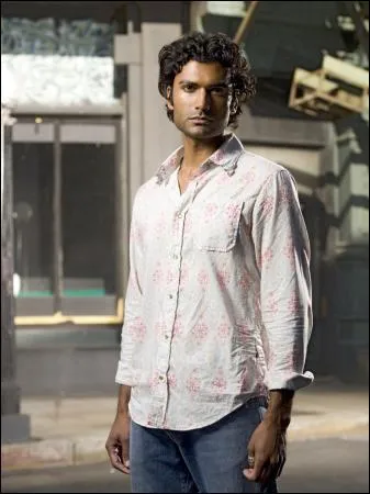 Qui joue Mohinder Suresh ?