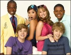 Quel est le nom des personnages qui sont sur la photo ?