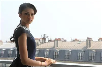 Comment s'appelait-elle lorsqu'elle a jou dans  Section Genius  ?