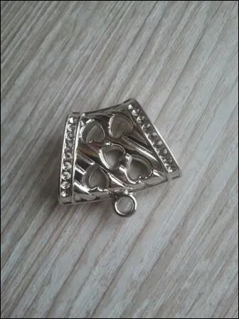 Quel est le nom de cet anneau auquel est suspendu un mdaillon ?