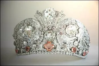 Quel est le nom de cette couronne de forme haute que les assyriens portaient orne de cornes de buffles ?