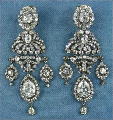 Que sont ces boucles d'oreilles garnies de pampilles ?