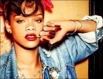Combien mesure Rihanna ?