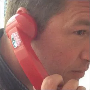 Qui a dcrocher en premier le tlphone rouge ?