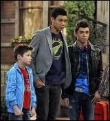 La plupart des scnes se passent chez...