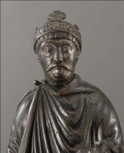 Ce Carolingien, prdcesseur de Louis le Pieux, fut roi des Francs de 768  814. Quel est son nom ?