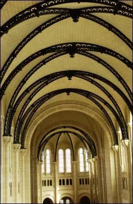 Comment s'appelle cette partie d'une glise, dominant la nef ou les collatraux ?