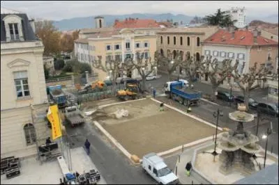 Quelle est la spcialit de cette ville de la Drme surnomme  Portes de Provence  ?